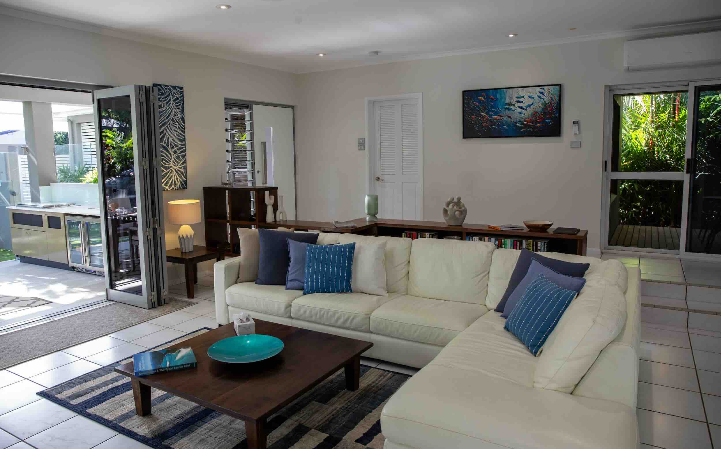 003 Executive Retreats Sandwater Lounge