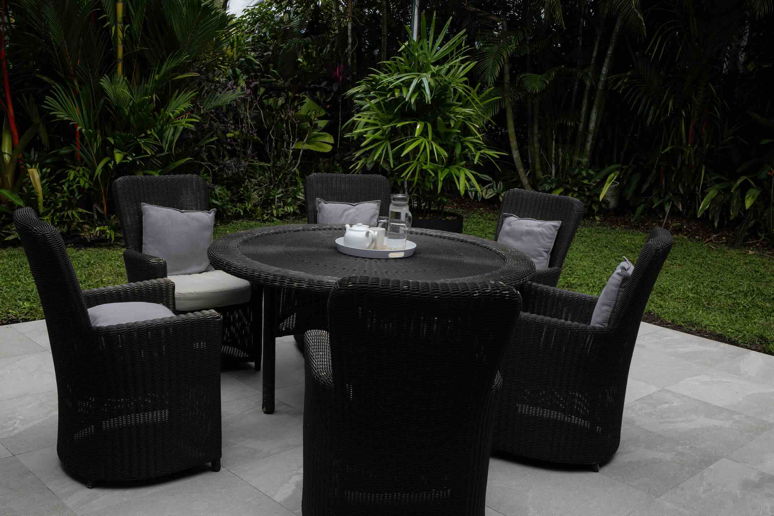 008 Executive Retreats Sandwater Outdoor Dining Area 5