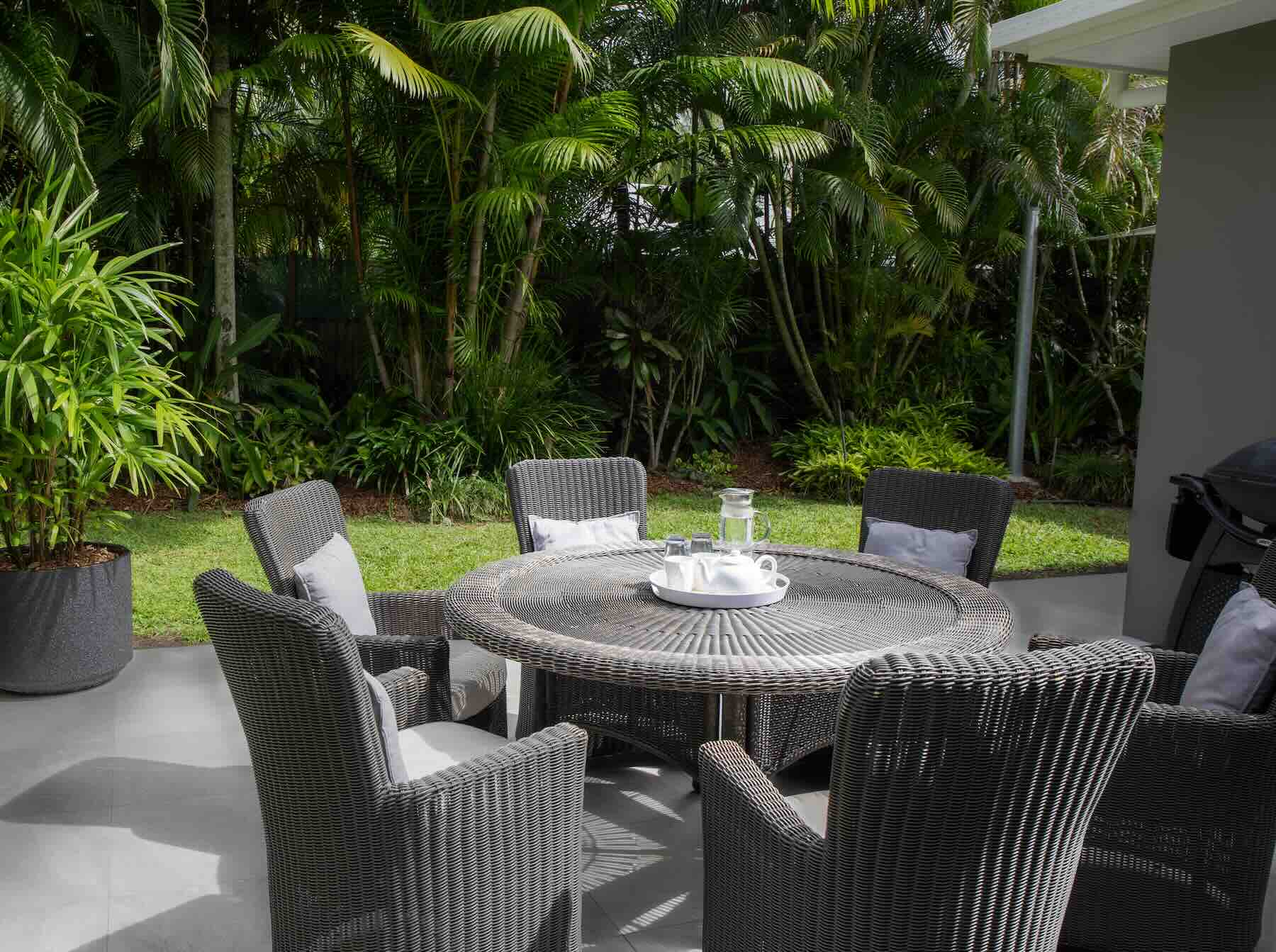 008 Executive Retreats Sandwater Outdoor Dining Area 6