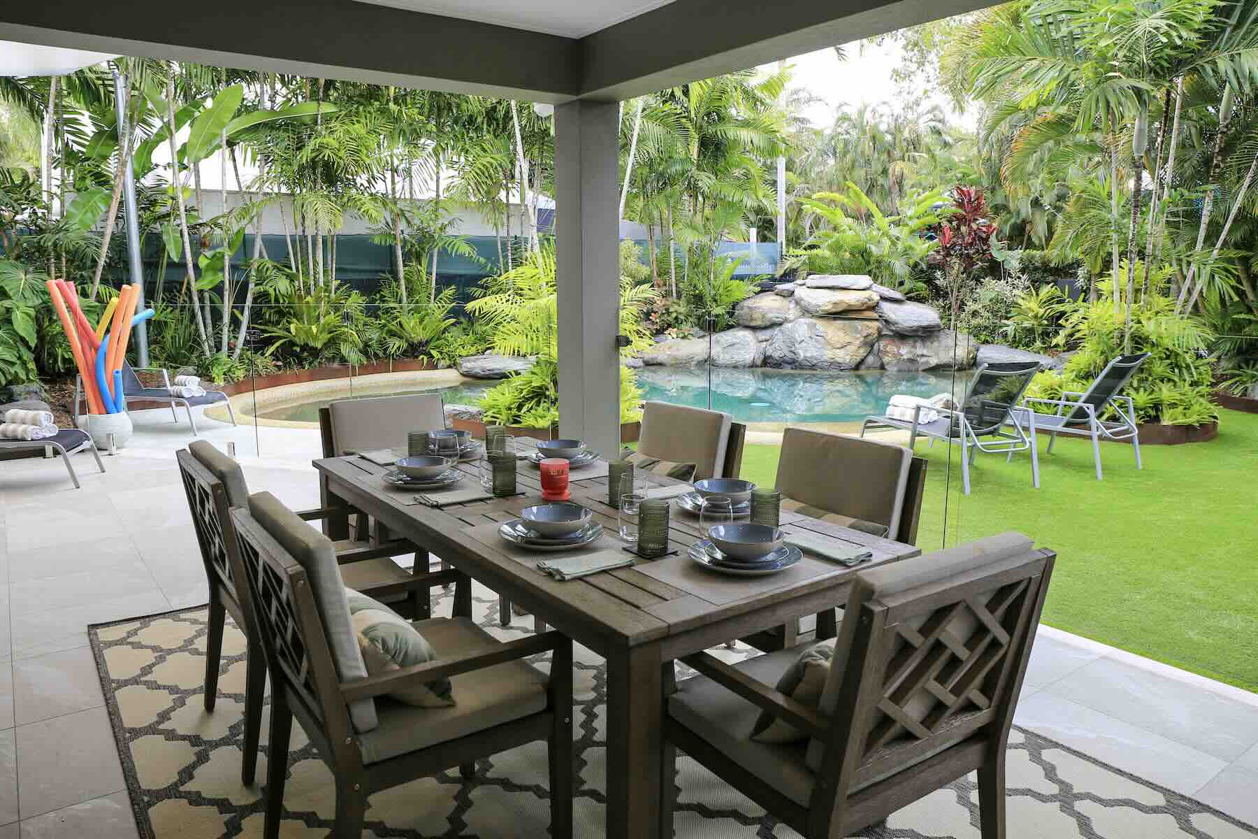 010 Executive Retreats Sandwater Outdoor Dining Area 2