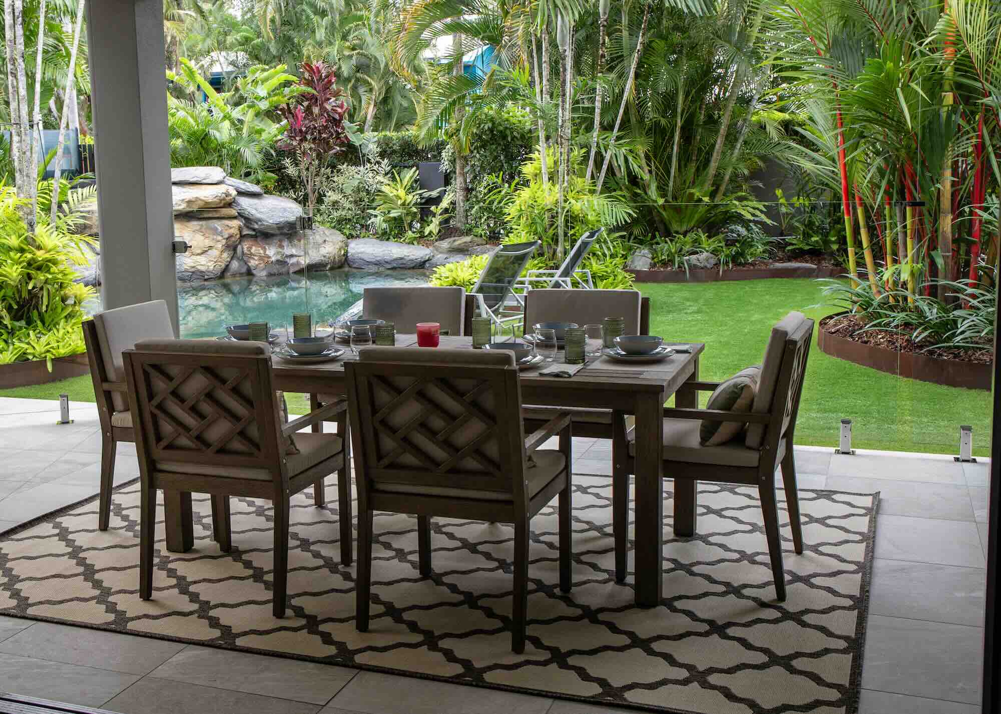 010 Executive Retreats Sandwater Outdoor Dining Area
